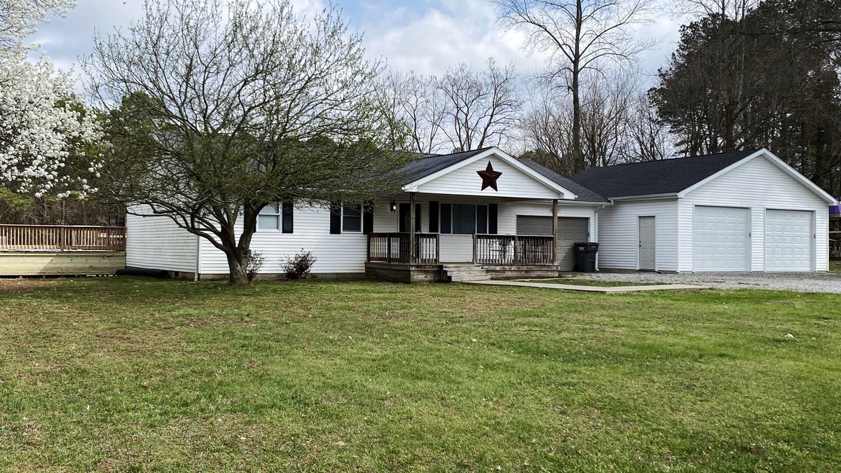 Carterville House | Large family home near lakes, parks, and wineries