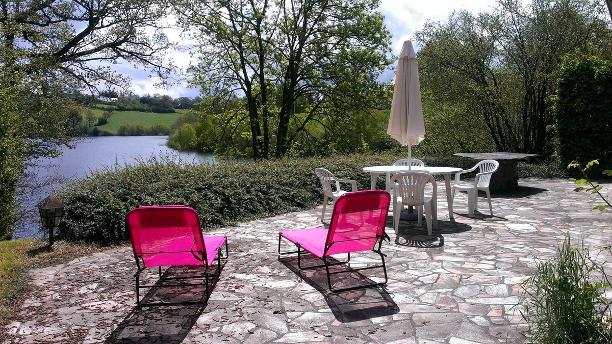 Arvieu House | Large family home on the shore of Lake Pareloup