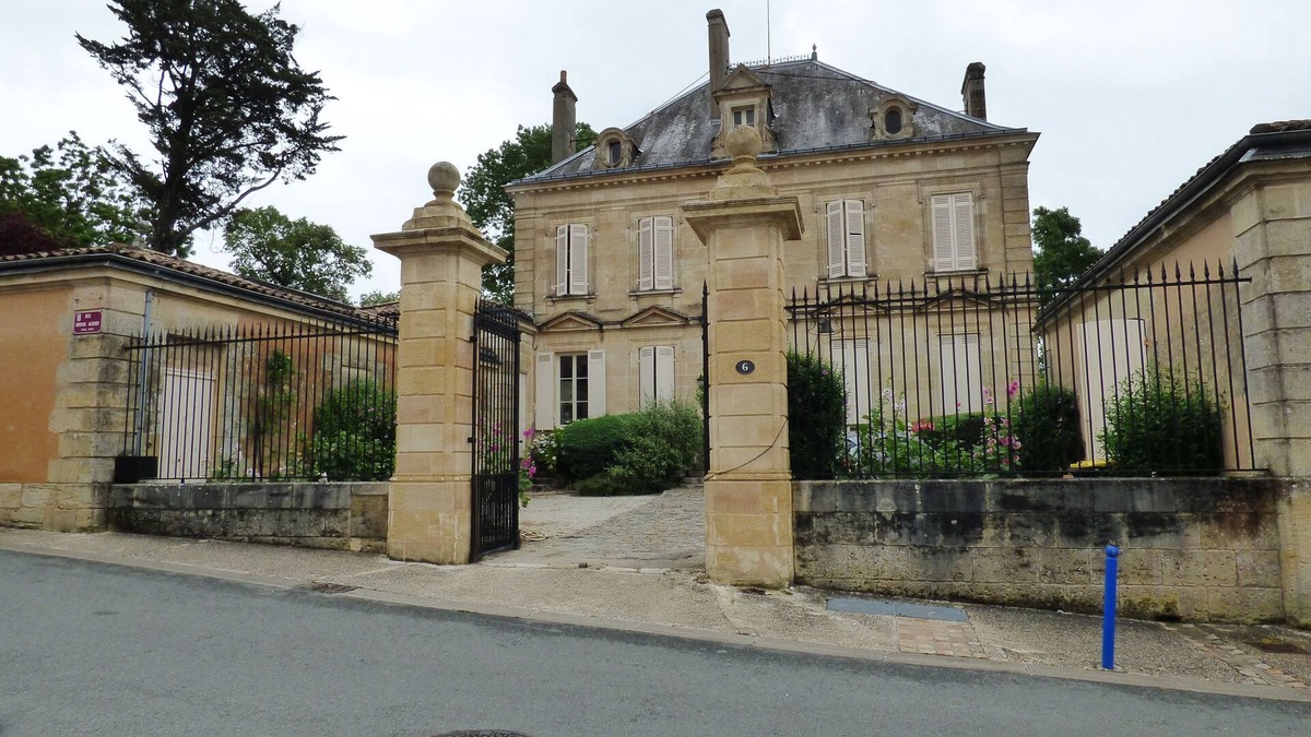Blaye House | Large family home on three floors, inside a park of one hectare
