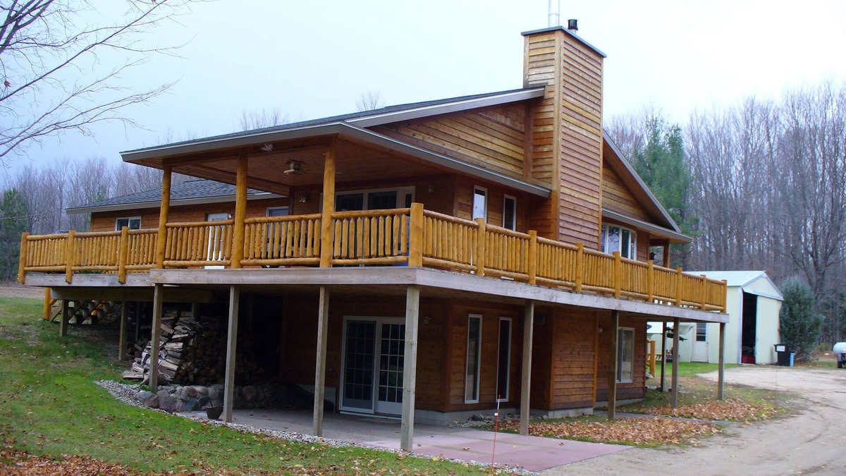 Kalkaska House | Large Family Home. Wrap Around Deck! Gas Fireplace! 3ooo Sq.ft