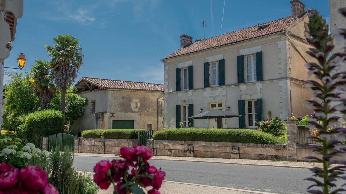Bonnes House | Large family house with pool close to a river