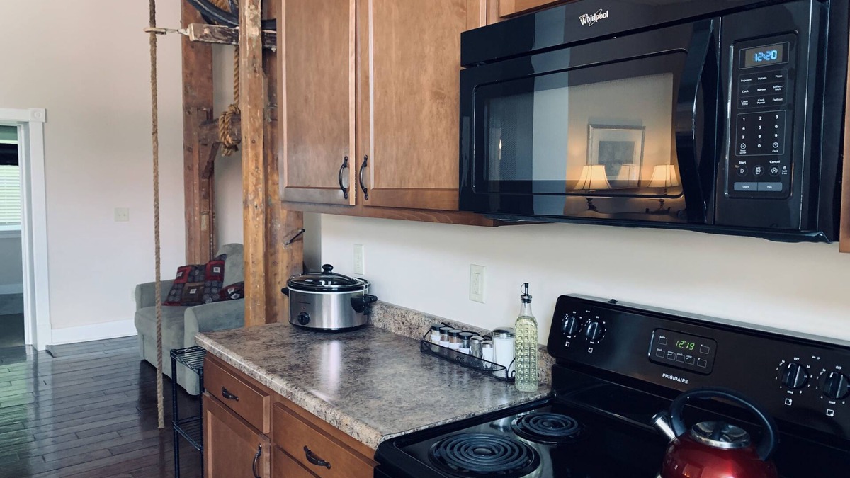 Petersburg Apartment | Large family lodging in a quaint town. Great for large groups or gatherings.