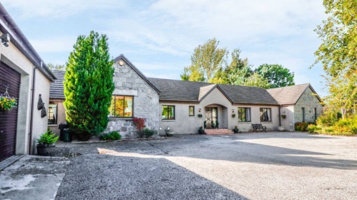 Alford House | Large family or group home, 7 Bedrooms with Hot Tub & BBQ House