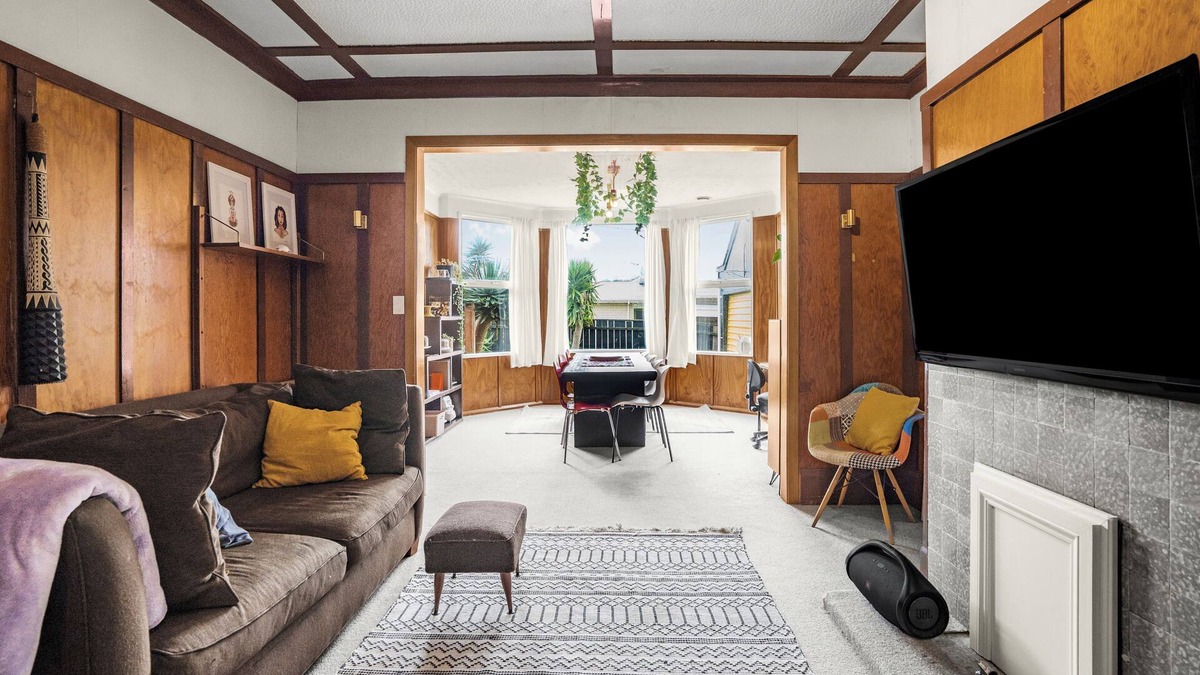 Miramar House | Large family sized pet-friendly accommodation with backyard in MIRAMAR, WGTN