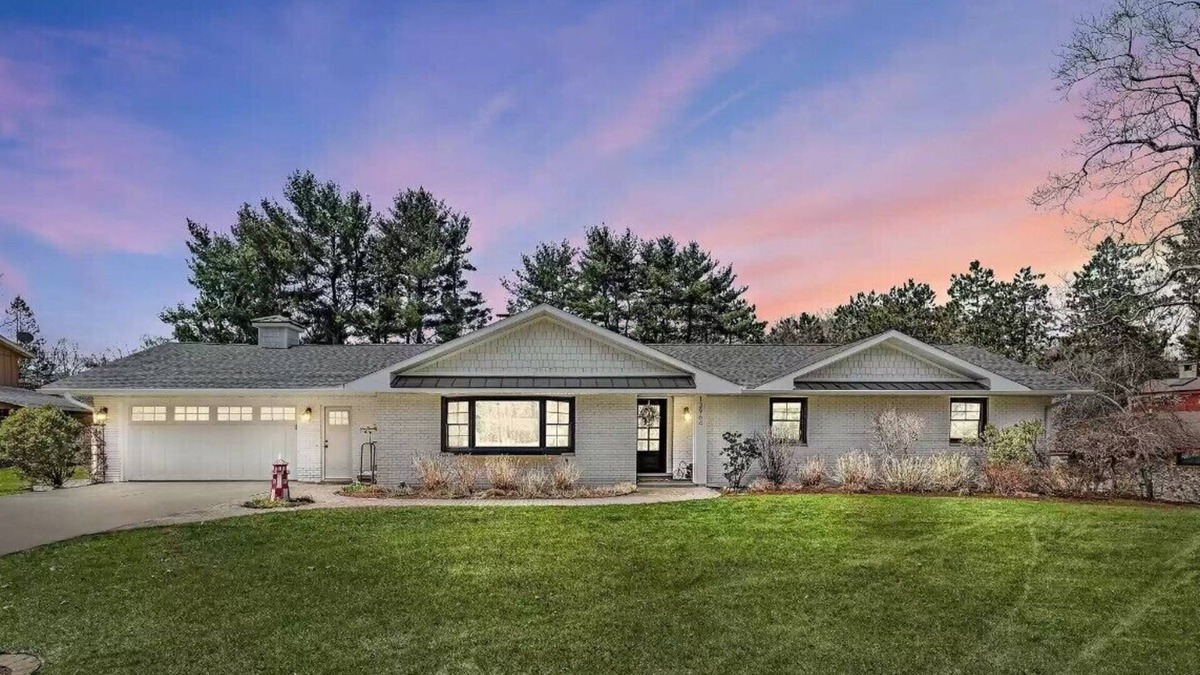 Lakeside House | Large family vacation home near Cherry Beach