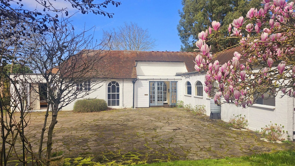 Guildford House | Large Farmhouse Cottage set in semi rural Surrey location, close to Guildford