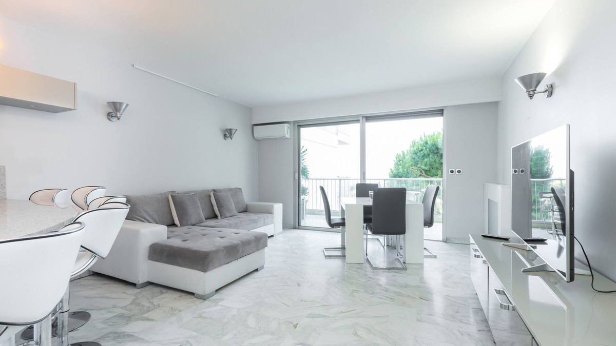 Saint-Laurent-du-Var Apartment | Large flat facing the Port - 2min from the beaches - Air conditioned