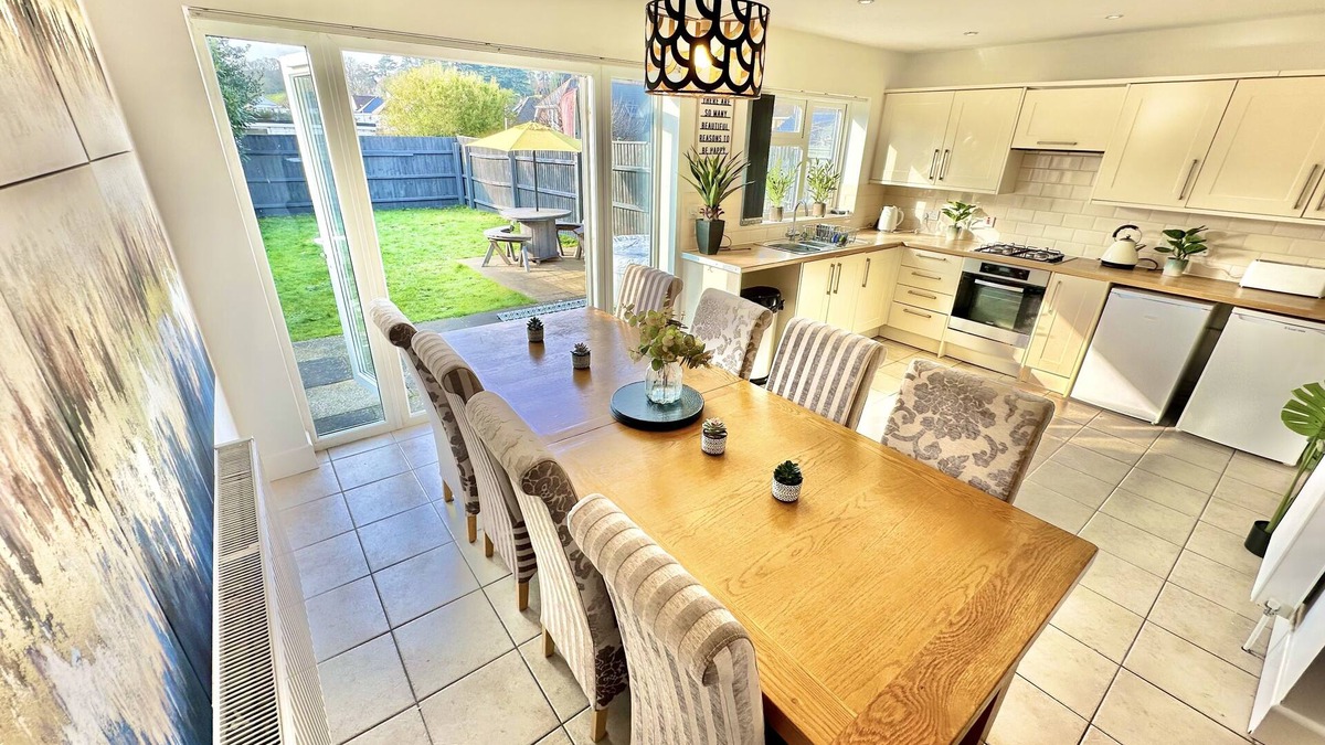 Poole House | Large Four Bedroom - With Hot Tub and Parking - Sleeps 8