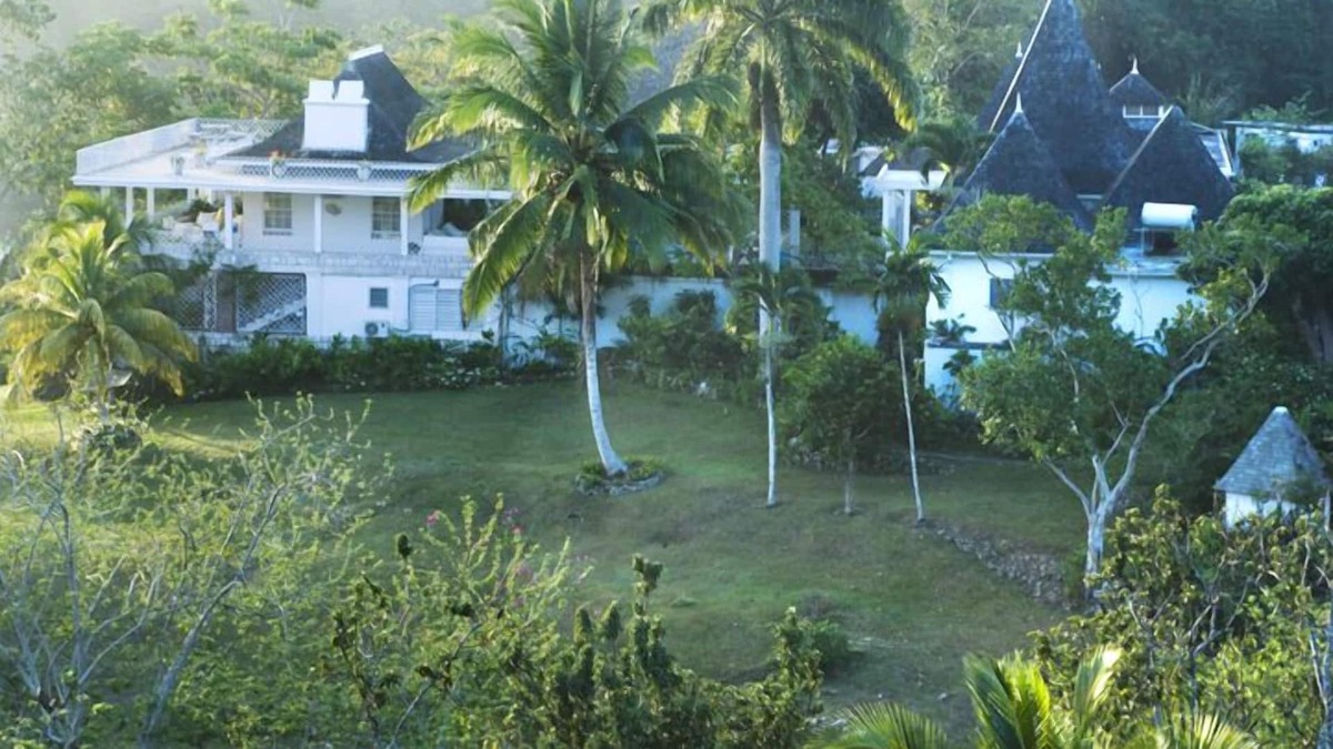 Reading Villa | Large, fully staffed villa with breathtaking water views & beach access!