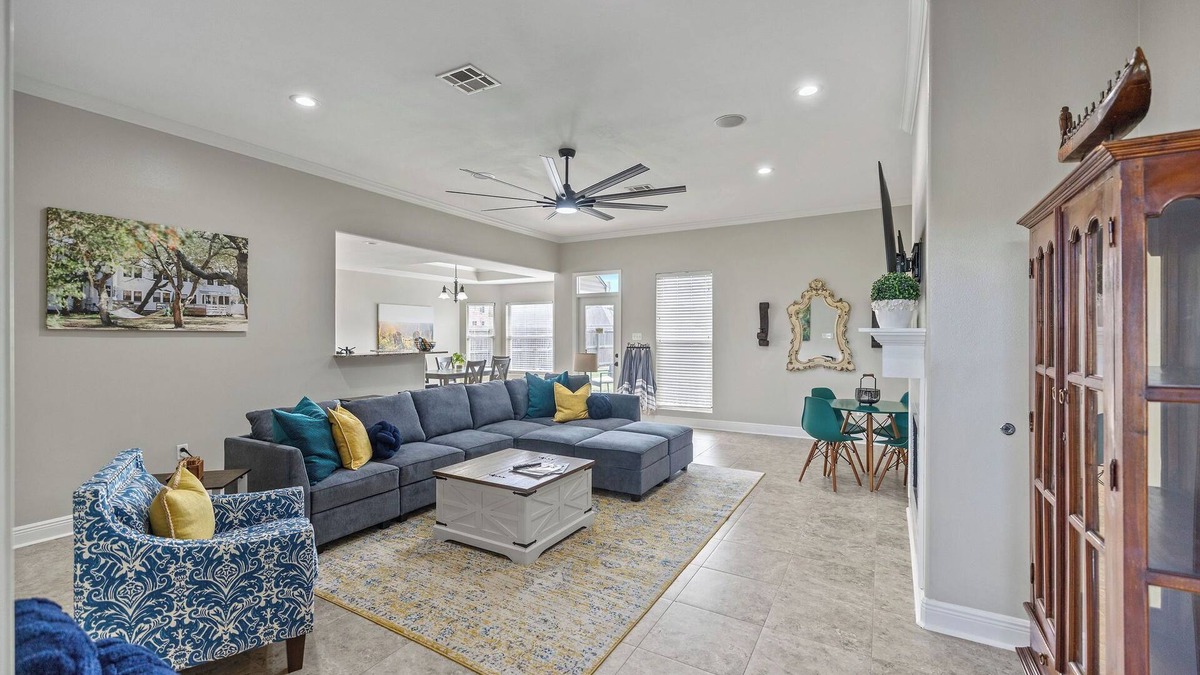 Hammond House | Large Game Room Pool Table 3 King Beds Large Pool