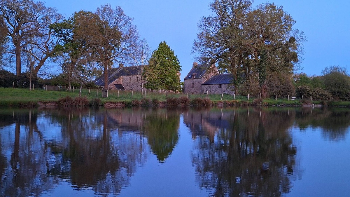 La Vraie-Croix House | Large gîte 15 pers. with private pond, nature & quiet 20 min from Morbihan beaches
