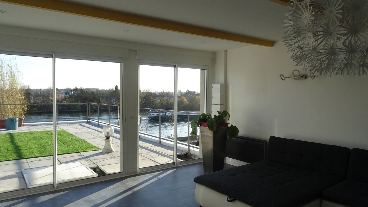Villeneuve-le-Roi Apartment | Large gîte on the banks of the Seine