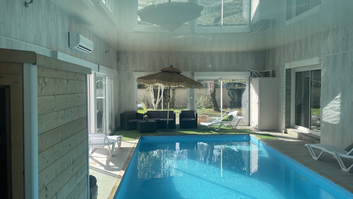 Brazey-en-Plaine Villa | Large gite sleeping 15 to 20 people indoor swimming pool and reception room
