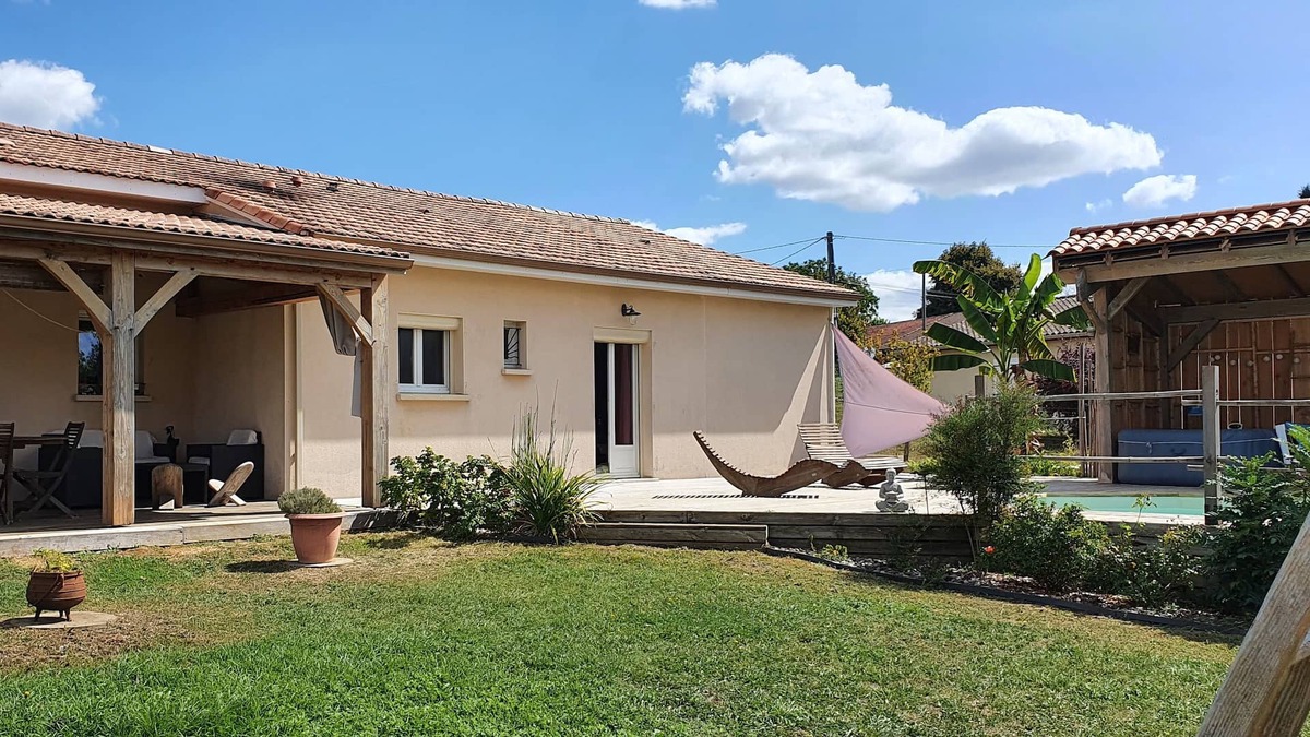 Veyrines-de-Vergt House | Large gîte with swimming pool