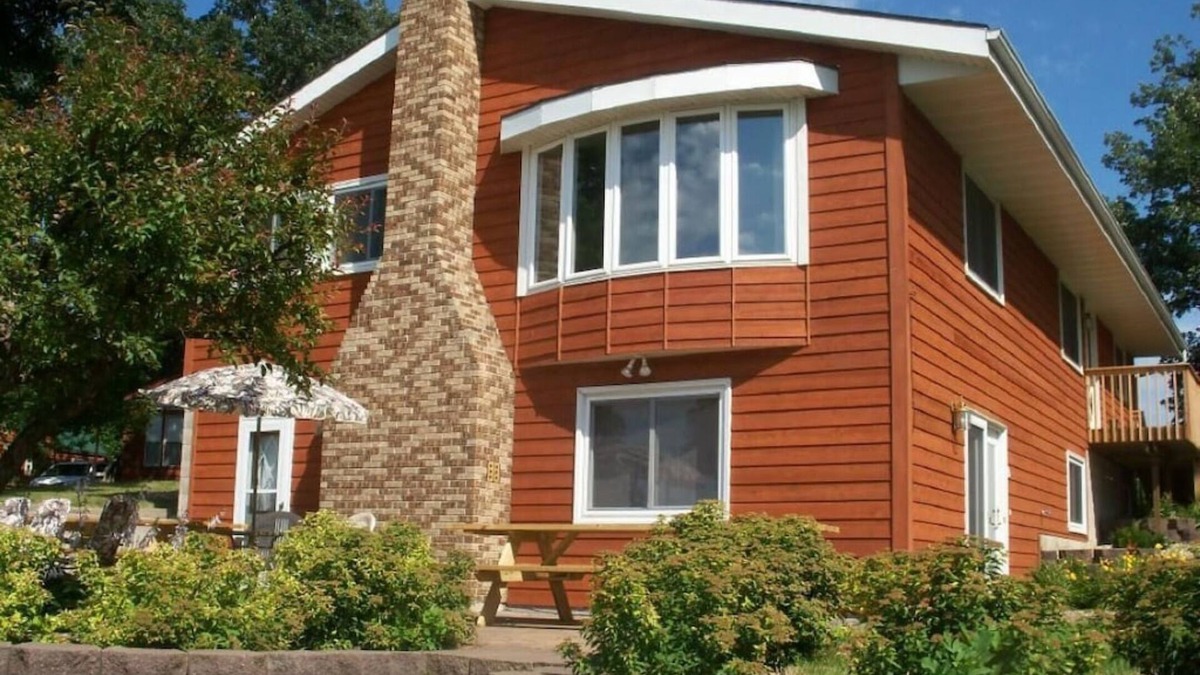 New London House | LARGE Group Lake Home-Enjoy and relax year round