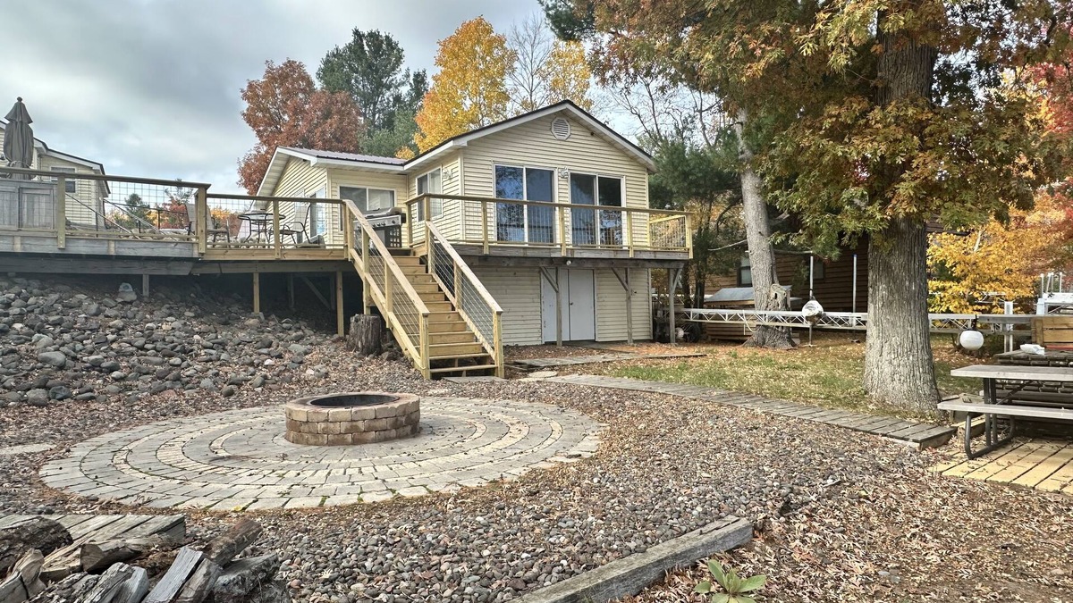 Webster Resort | Large group lakeside getaway on Big Yellow Lake! Pet friendly!