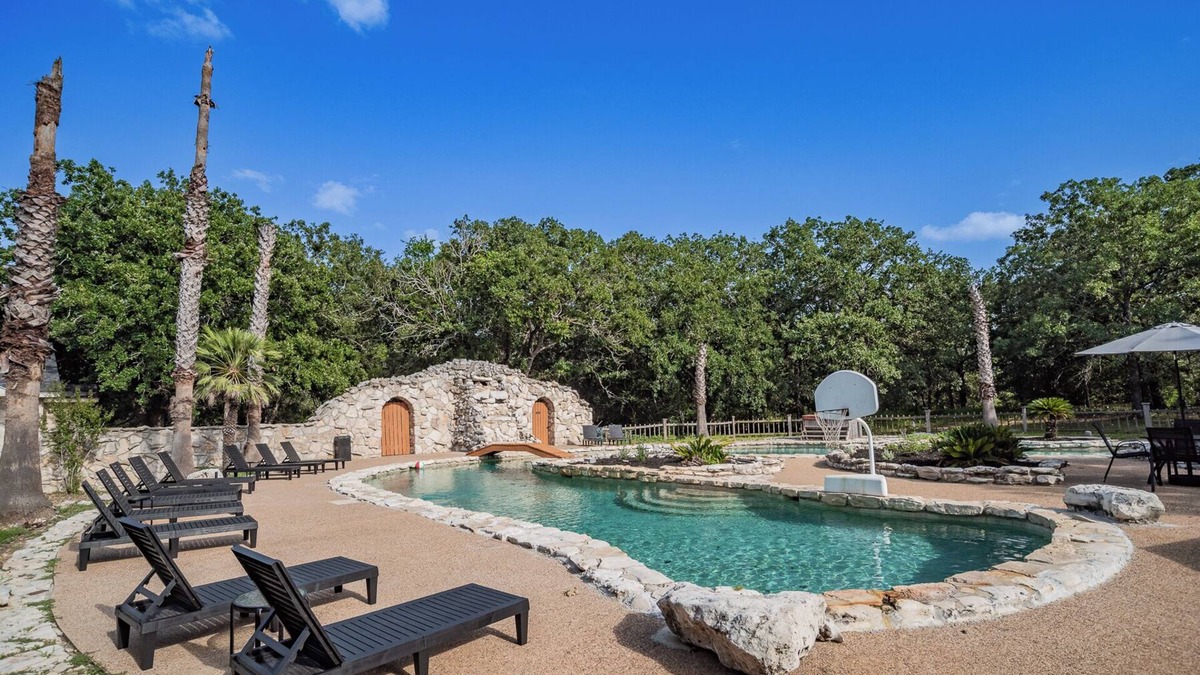 Luling Other | Large Group Ranch Retreat 4 Houses 45 Acres Pool Sleeps 40