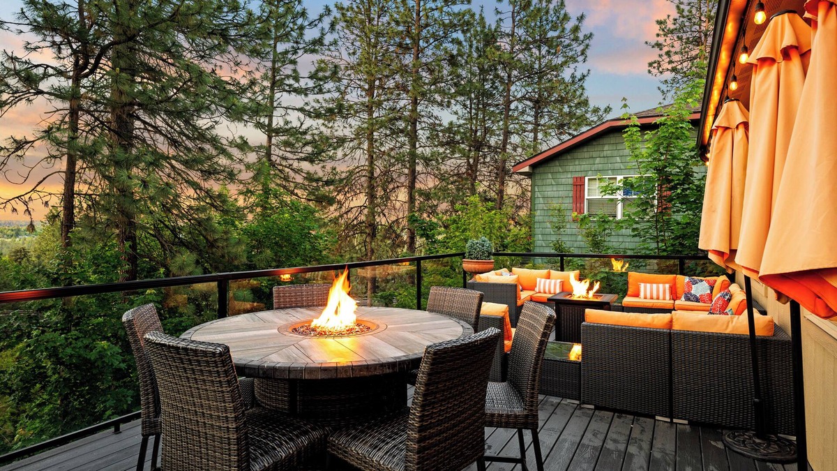 West Spokane House | Large Group Retreat: Private Gym, Large Dining Area, Central Location