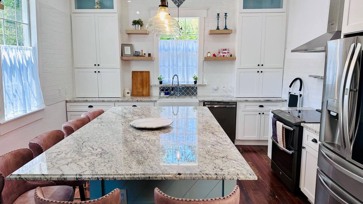 Waco House | Large Group Space - King Beds -Firepit - Rose Haven, King Beds -Minutes to Magnolia -Large Group Spa