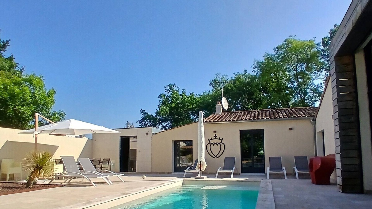 Saint-Vincent-sur-Graon House | Large house, heated pool, pool house, close to beaches.