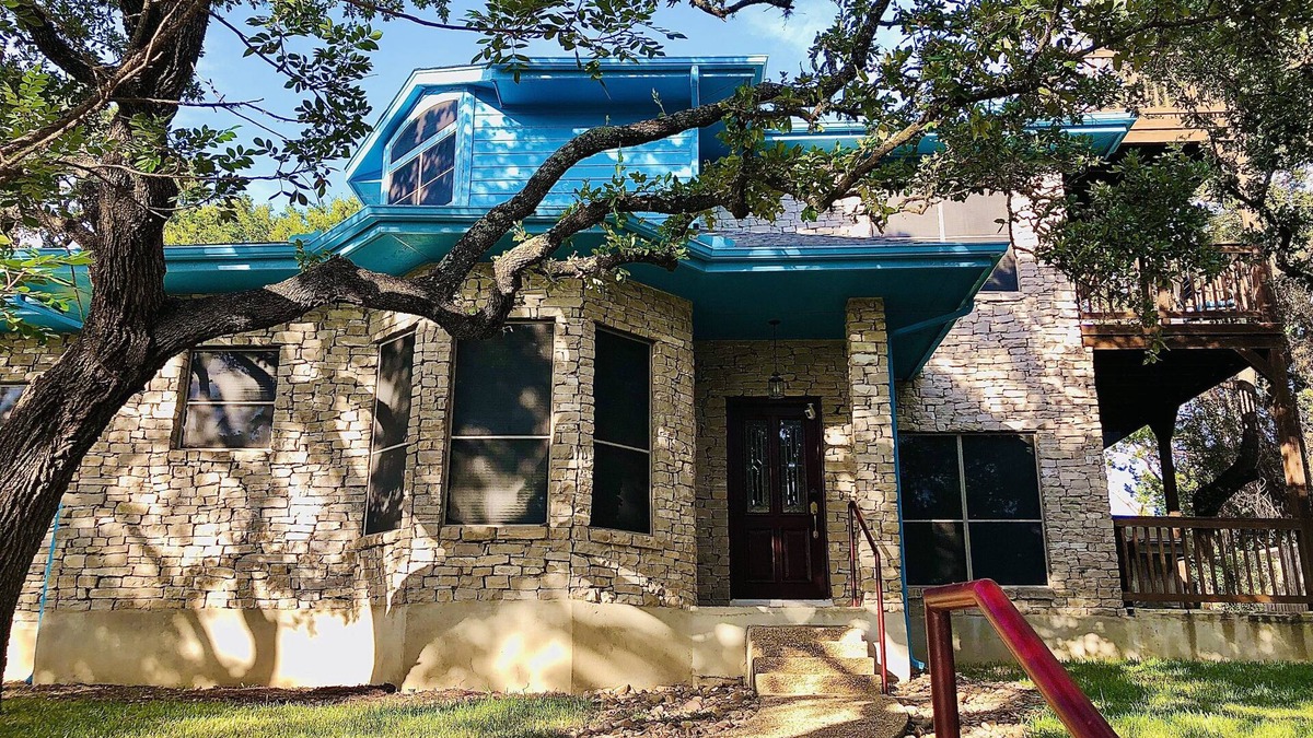 Wetmore House | Large heated POOL! Perfect vacation House 5 min to SixFlags & LaCantera