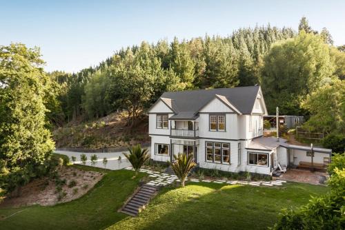 Te Karaka Ski Chalet | Large Historic Homestead