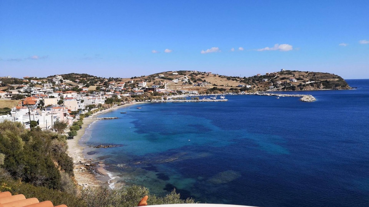 Agii Apostoli Apartment | Large holiday flat directly above the sea with beach access in Agii Apostoli, Eu