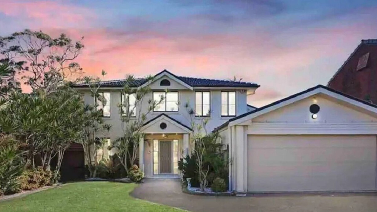 Lake Munmorah House | Large Holiday Home with Heated Pool on demand near Lake & Beaches