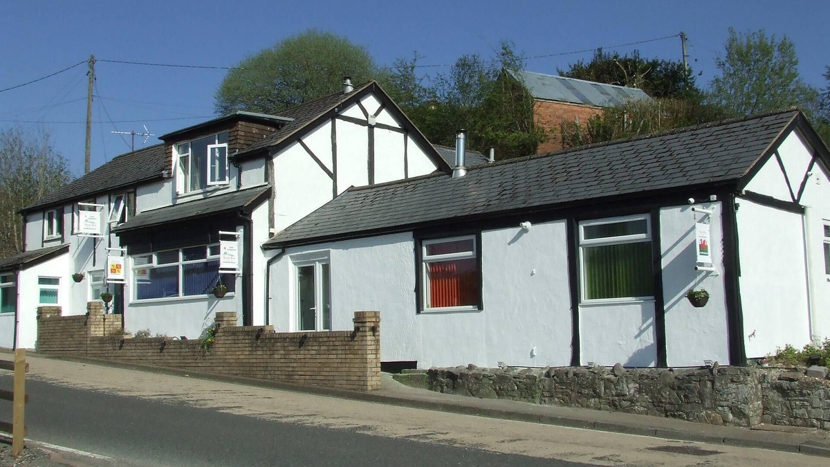 Llandegla Apartment | Large Holiday Let Suitable for Families, Groups. Sleeps up to TEN. Games room.