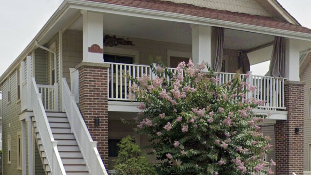 North End House | Large home 8 bedrooms, sleeps 17 Northend solitute, but close to all the action!
