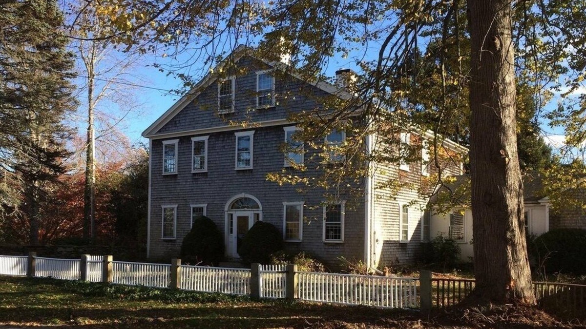 Adamsville House | Large Home in Adamsville. Close to Vineyards, Breweries & Beaches. Central AC