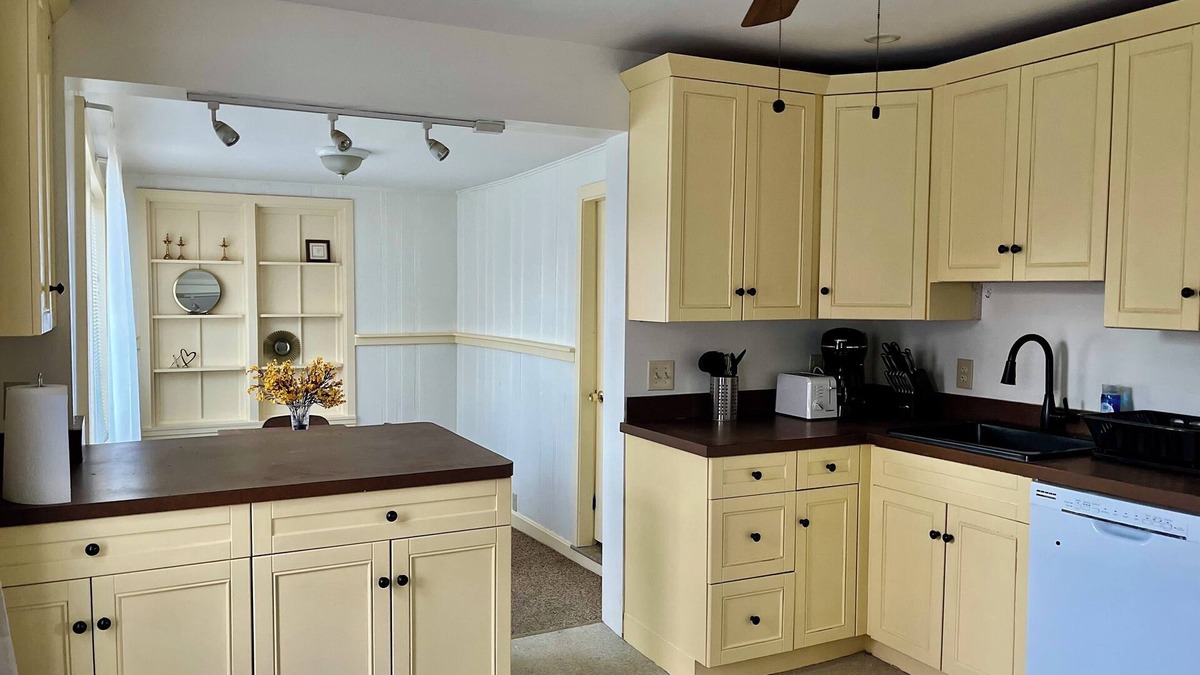 Greenfield House | Large Home in Greenfield Sleeps 8, w/4 bedrooms & 3 baths
