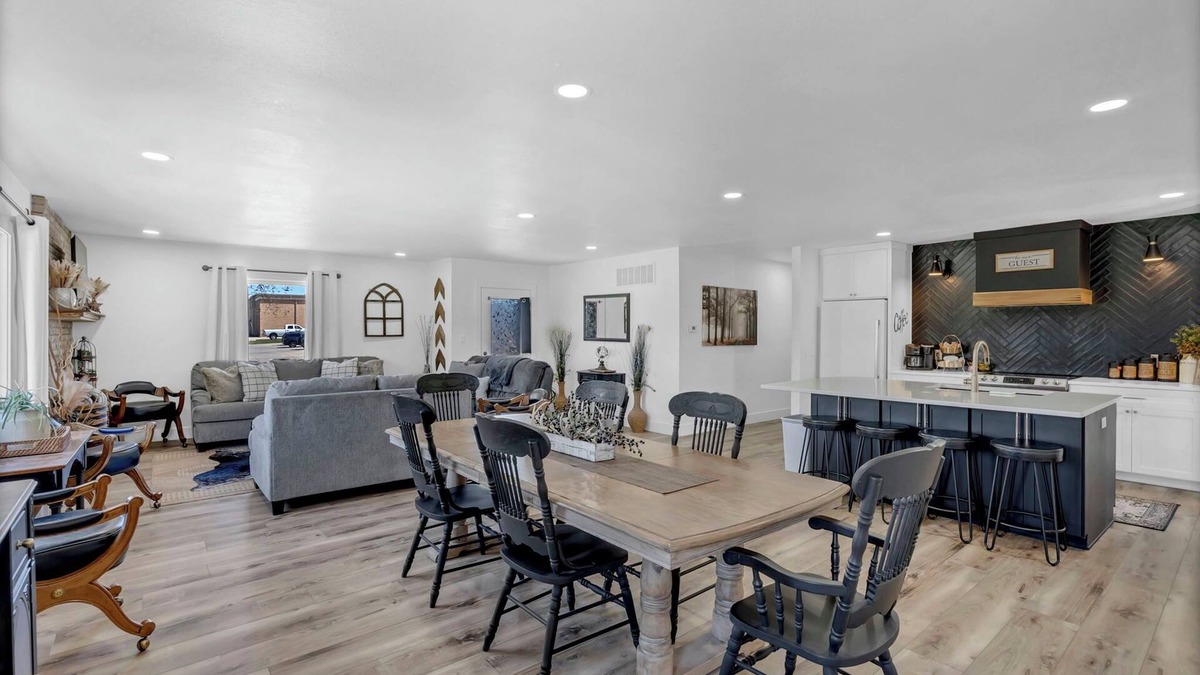 Haysville House | Large Home In Haysville!