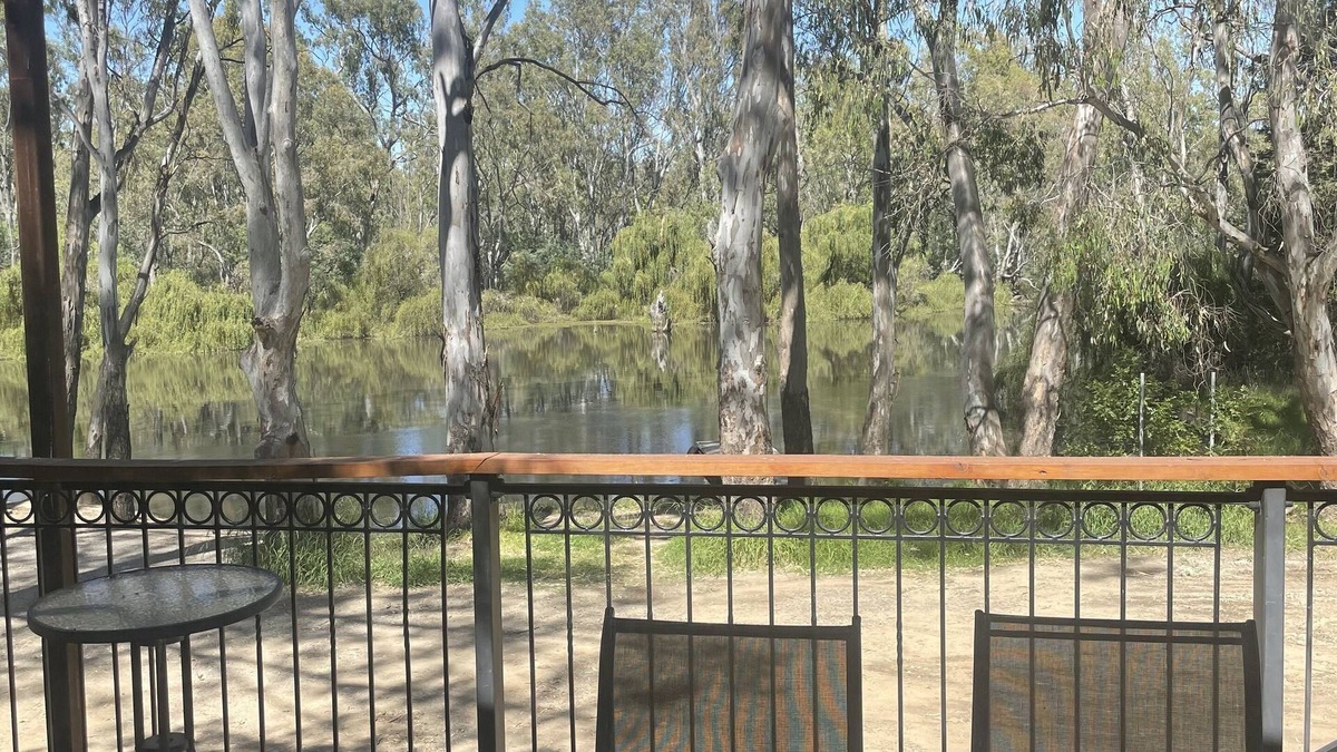 Indigo Shire House | Large home overlooking the Ovens River. Great boating & close to wineries.