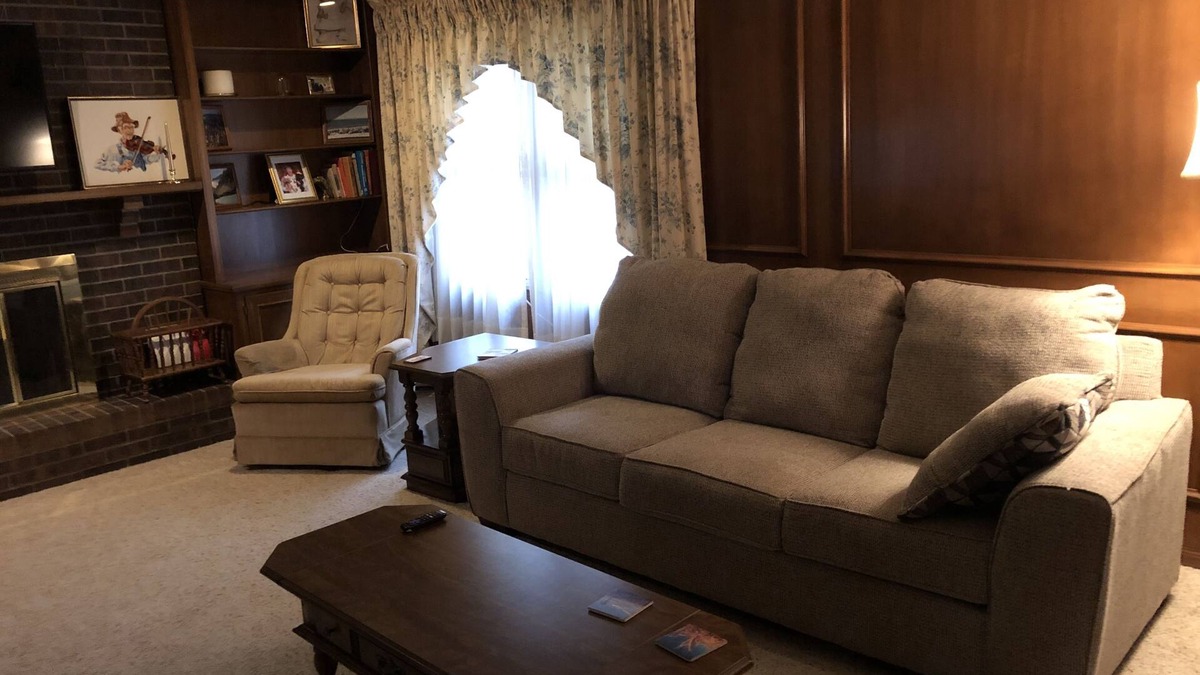 Lee's Summit House | Large Home Ready For You or Your Family!