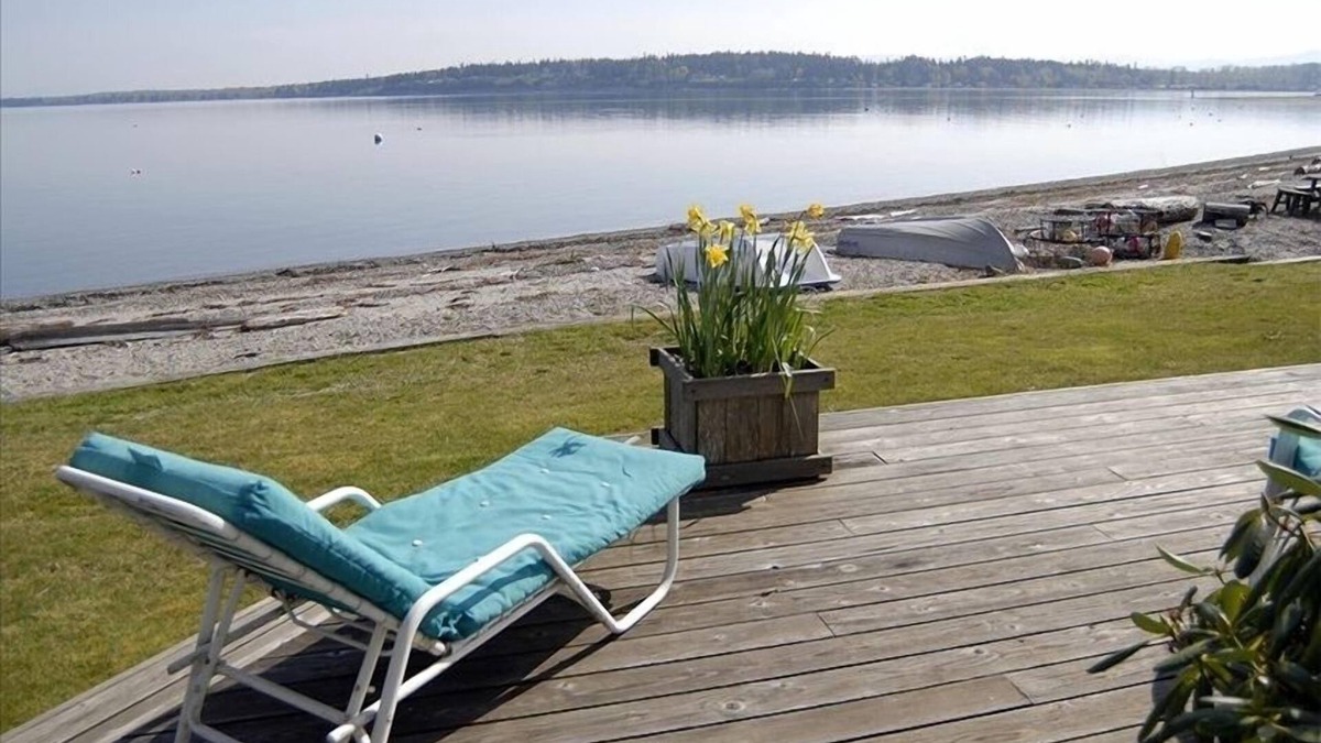 Lummi Island House | Large Home Right on the Beach- Walk Right Out to the Water