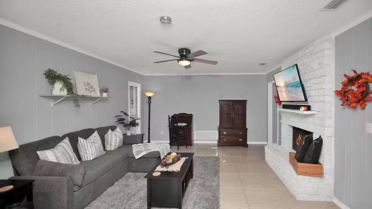 Jacksonville House | Large home, sleeps 12 with large yard, kitchen, AC, WiFi and lots of parking
