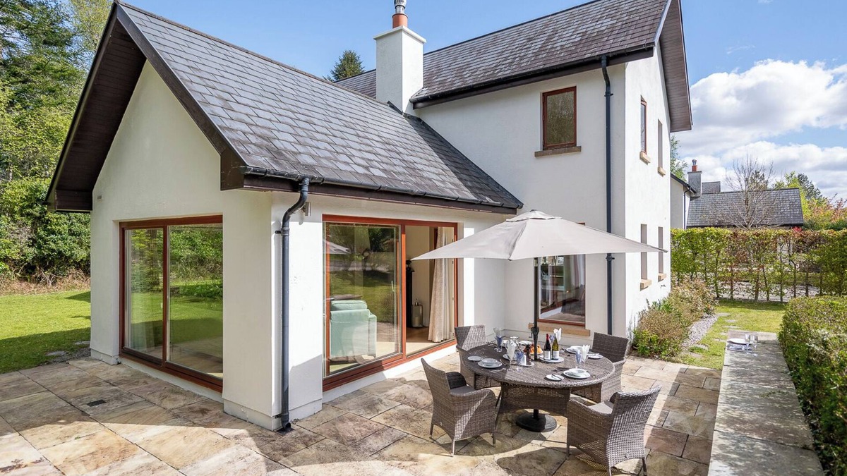 Kenmare House | Large home to sleep 8 in Kenmare. Free use of pool onsite