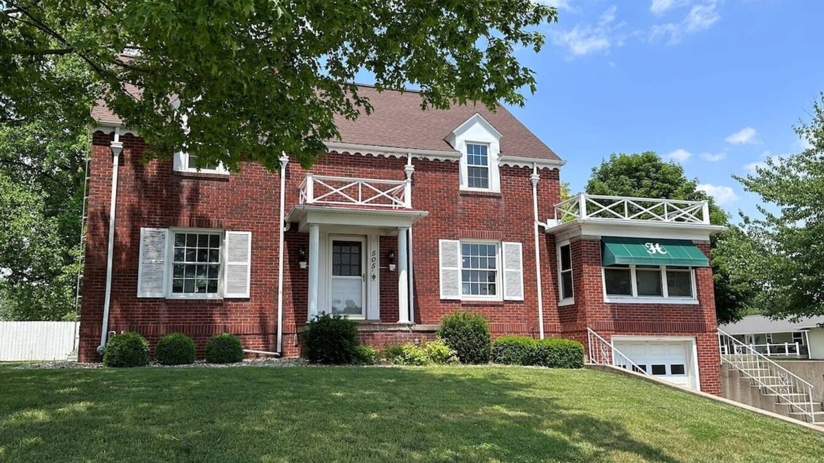 Shelbyville House | Large Home w/game room, grill, and hot tub