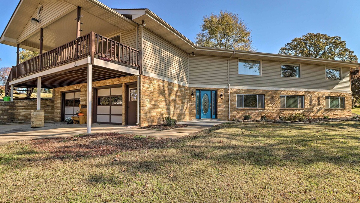 Lakeview House | Large Home w/Games: 4 Mi to Bull Shoals Lake!