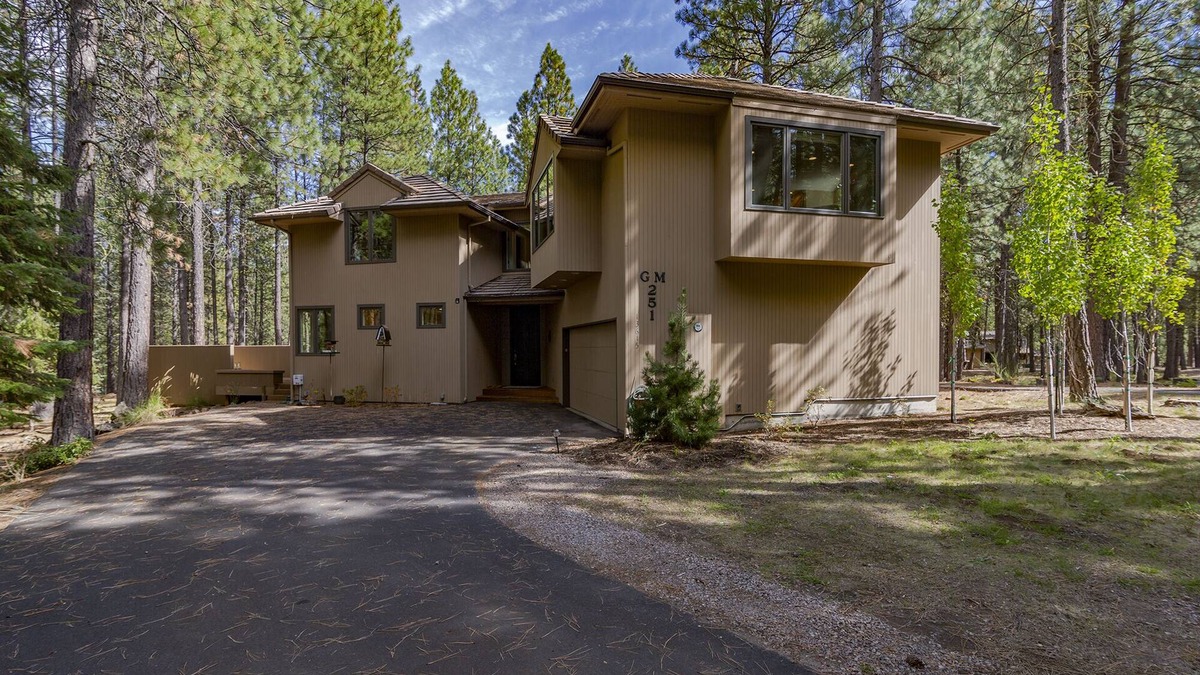 Black Butte Ranch House | Large home with Hot Tub & Game Room close to Glaze Meadow Recreation Center.