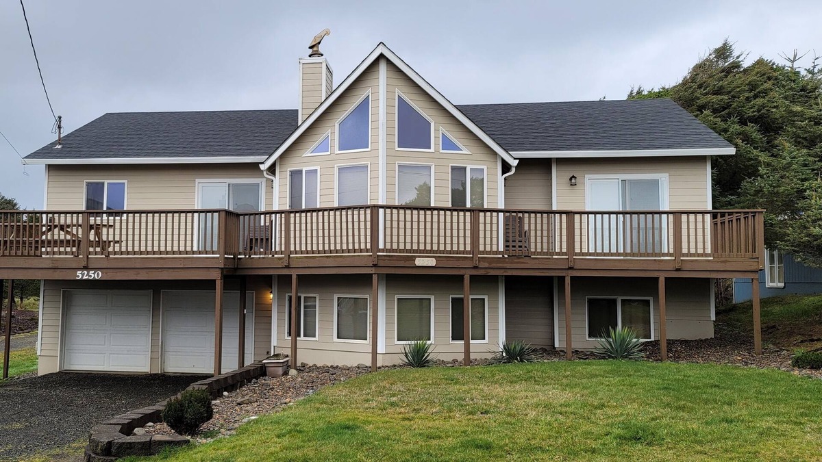 Roads End House | Large home with 2 Living rooms, big deck & views
