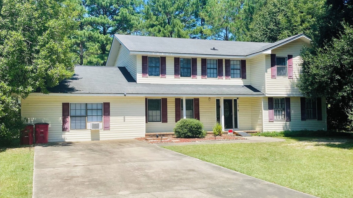 Tifton House | Large Home with A Pool & Four Bedrooms