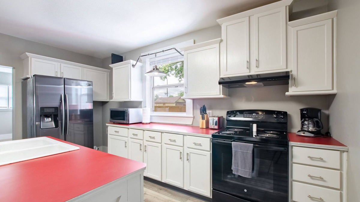 Kokomo House | Large home with character .5 Miles to downtown