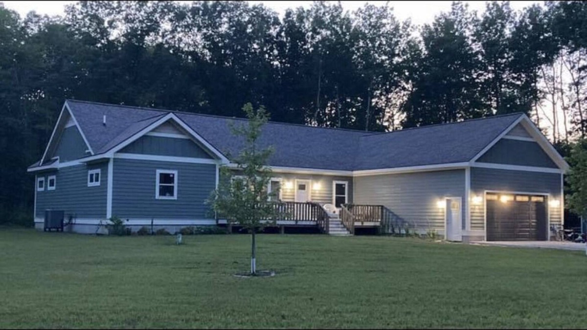 Interlochen House | Large home with game room, above ground pool and ATV trails !>PSTR 23-044