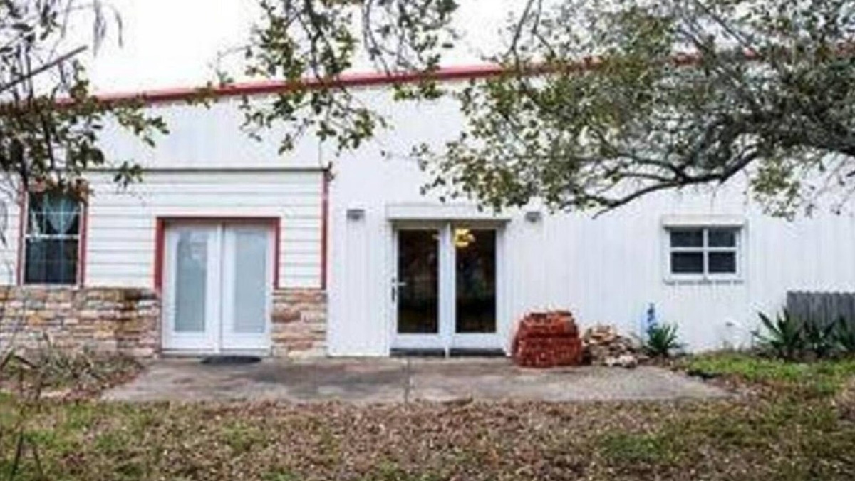 Aransas Pass House | large home with lots of indoor and outdoor parking