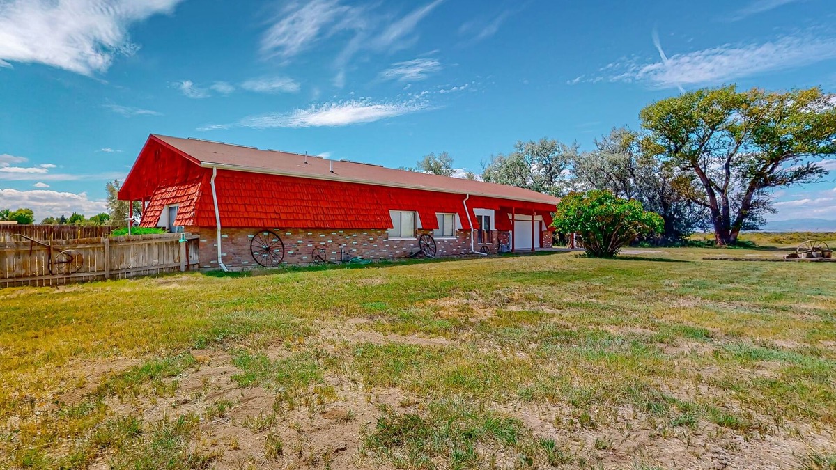 Alamosa House | Large home with western-theme, wood-burning fireplace- dog-friendly