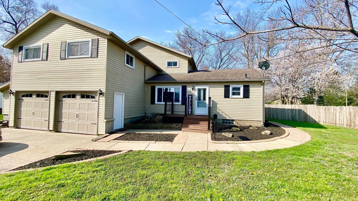 Huron House | Large home with yard, 7 bedrooms, and lots of living space