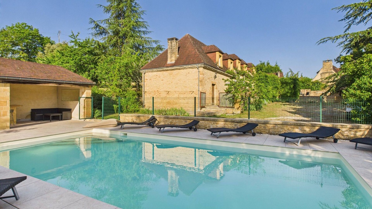 La Chapelle-Aubareil Ski Chalet | Large house for 15 with pool and tennis court