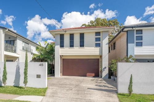 Northgate House | Large house 7 mins from Airport